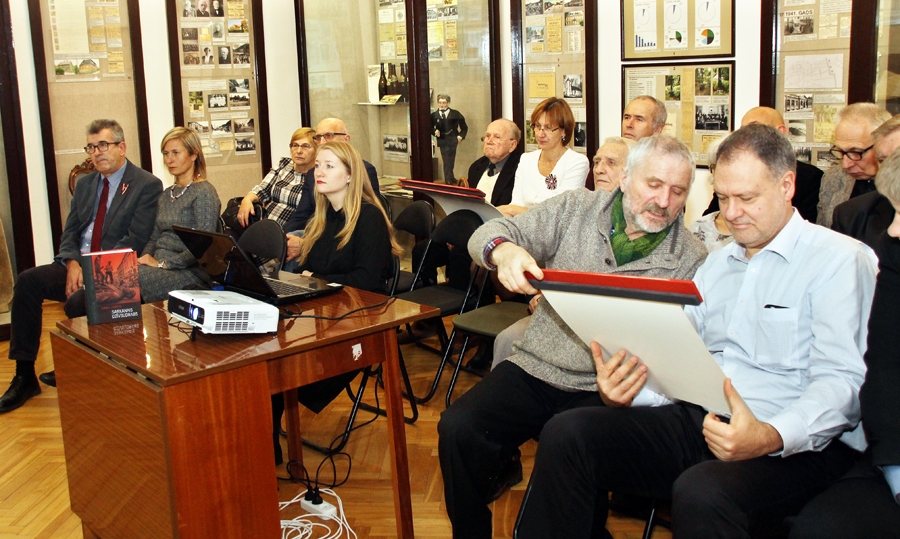 Muzejā sanākušie pasākuma laikā aplūkoja Latvijas Pilsoņu kongresa 25 gadu jubilejai veltītu izstādi.
Autors: Uldis Varnevičs