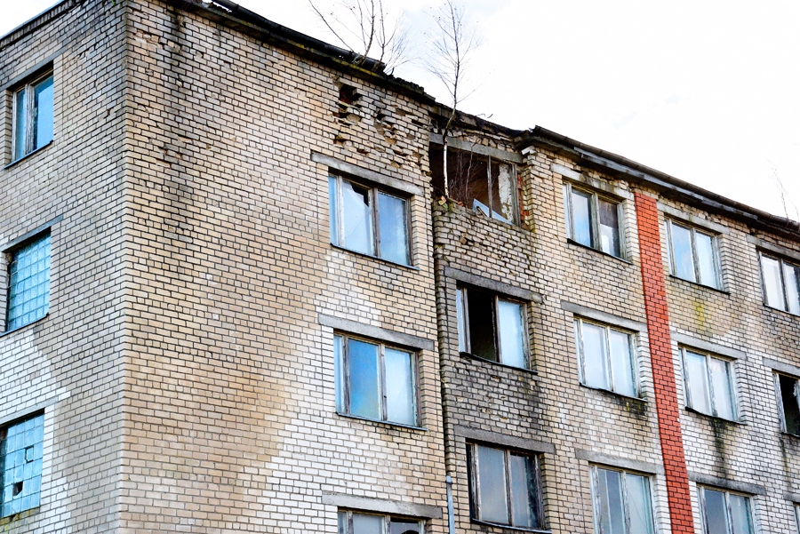 Kopmītnes piecstāvu ēka ir katastrofālā stāvoklī. Tā brūk, tādēļ loģiskākais risinājums būtu tās nojaukšana.
Autors: Ivars Bogdanovs