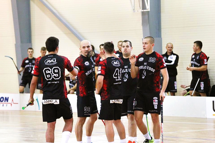 Vienības «SC «Mēmele»/Code» spēlētāji pēc vārtu guvuma.
Autors: Andis Beķeris