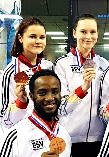 Māsas Tarvidas – Inese (otrajā rindā pirmā no kreisās) un Jolanta pēc sacensībām Parīzē.
Autors: no tcc-friedrichshafen.de