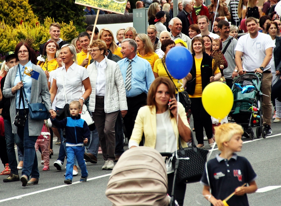 Iecavas 525. jubilejas svētkos šovasar varēja redzēt daudzas jaunas ģimenes ar bērniņiem. Nākamie vecāki priecāsies par palielināto vienreizējo bērna piedzimšanas pabalstu.
Autors: no «Bauskas Dzīves» arhīva