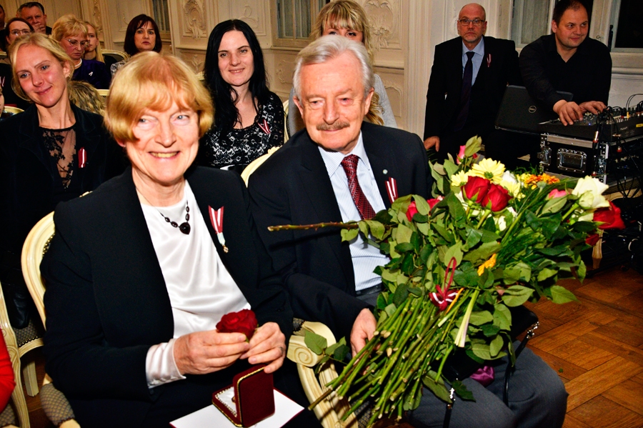Rundāles novada pašvaldības augstāko apbalvojumu – godazīmi «Zelta lauva» – piešķir trešo gadu. Šogad to svinīgajā sarīkojumā pasniedza Rundāles pils mākslas pētniecības nodaļas galvenajai speciālistei – izstāžu kuratorei Laumai Lancmanei. Pirmais, kas saņēma šo apbalvojumu, bija Rundāles pils muzeja direktors Imants Lancmanis.
Autors: Ivars Bogdanovs