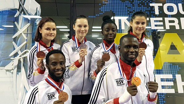 Māsas Tarvidas – Inese (otrajā rindā pirmā no kreisās) un Jolanta (otrajā rindā otrā no kreisās) pēc sacensībām Parīzē ar vācu kluba biedriem.
Autors: no tcc-friedrichshafen.de