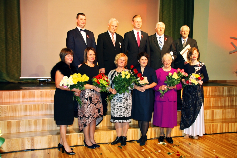 Iecavas kultūras namā Latvijas valsts 99. jubilejas priekšvakarā – Juris Kudaps (no kreisās), Jānis Pelsis, Aivars Mačeks, Atis Avots un Kārlis Burkevics. Pirmajā rindā no kreisās – Milita Pīlādze, Vita Lauciņa-Veinere, Anna Markuna, Kristīne Karele, Jaņīna Nikitina un Ginta Zaumane.
Autors: Uldis Varnevičs