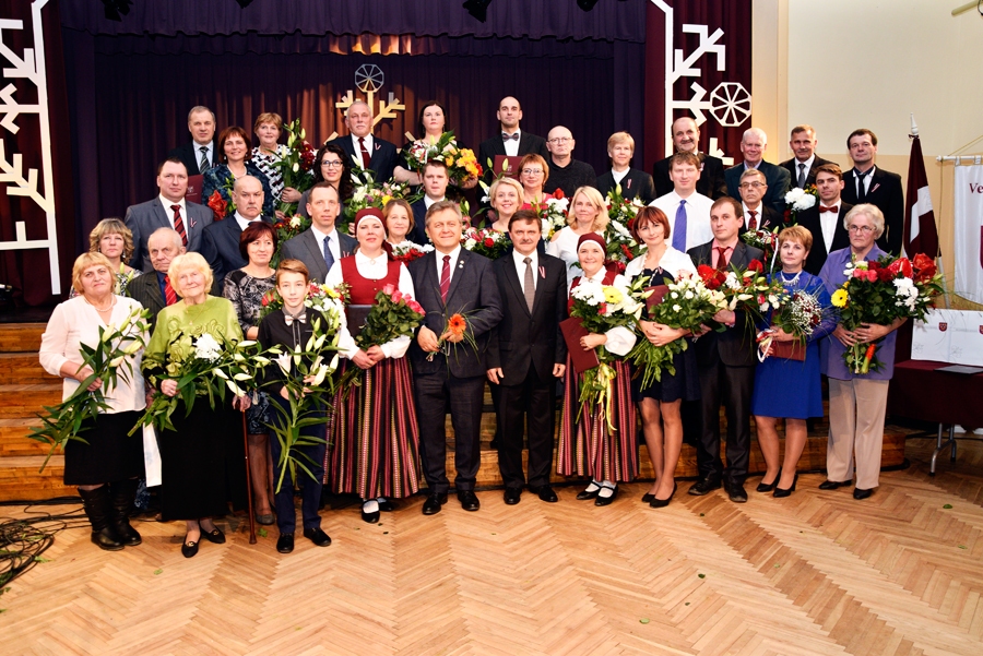 Latvijas Republikas proklamēšanas 99. gadadienas svētkos Vecumnieku novadā apbalvotie, kā arī Vecumnieku un Biržu pašvaldības amatpersonas.
Autors: Ivars Bogdanovs