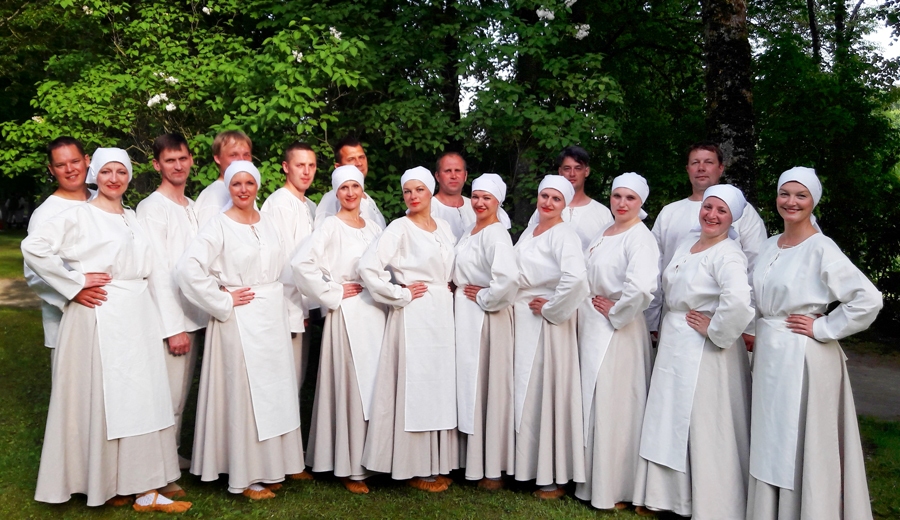 Deju kolektīvs «Dzirnavnieki» savos jaunajos tērpos.
Autors: no kolektīva arhīva