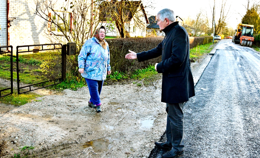 Ceraukstes pagasta pārvaldes vadītājs Viesturs Janševskis ielu remontu pārspriež ar Mūsas ciemata iedzīvotāju Intu Pēkali.
Autors: Ivars Bogdanovs