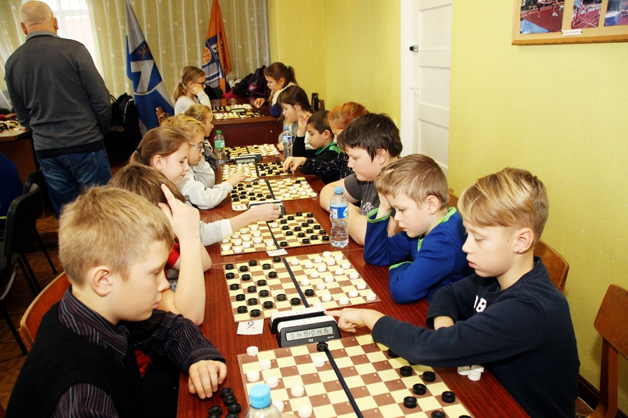 Niks Ēķis (no labās) ar savu sniegumu Bauskas novada čempionātā 100 lauciņu dambretē 1. – 4. klašu skolēnu grupā palīdzēja Bauskas 2. vidusskolas komandai izcīnīt uzvaru.