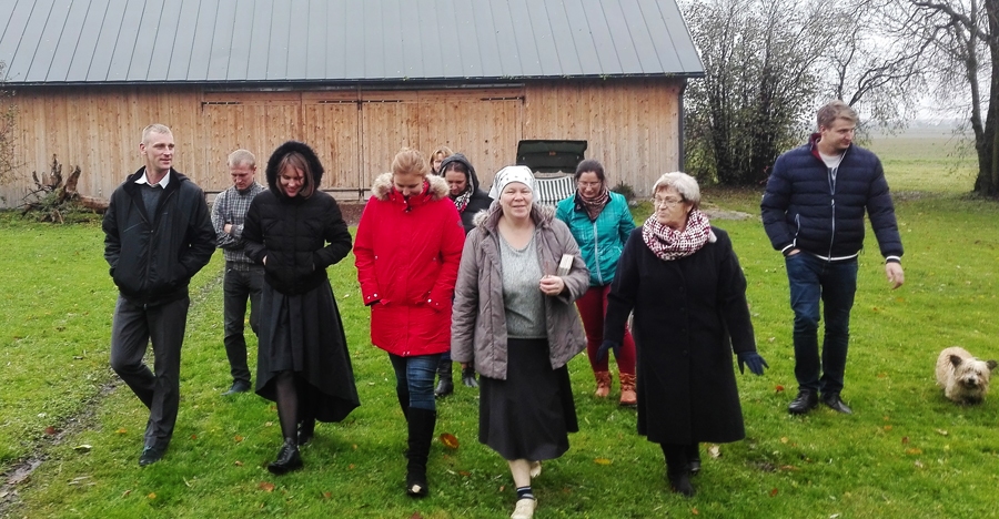 Daira Jātniece (centrā) izrādīja jauniešiem saimniecību «Vaidelotes» un atklāja mājražotājas pieredzi.
Autors: no LLKC albuma