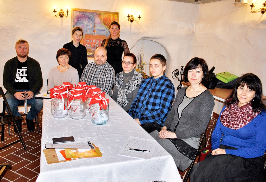 Akcijā iesaistīto uzņēmumu un iestāžu pārstāvji bija sagādājuši dāvanu kartes.
Autors: Vilnis Auzāns