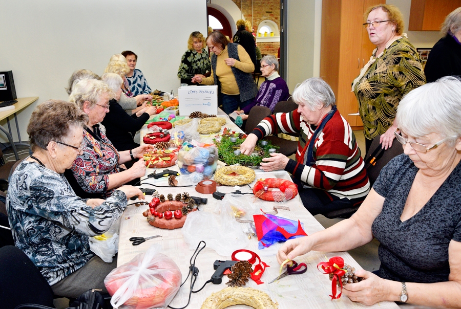 Dāmu kluba «Kamenes» dalībnieces dienas centrā «Iecavnīca» katru nedēļu cenšas iemācīties ko jaunu un noderīgu.
Autors: Uldis Varnevičs