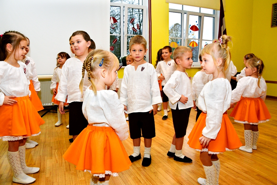Biedrības «Domāsim, darīsim» projektā paši mazākie vecsaulieši ieģērbti košos koncertu tērpos.
Autors: Ivars Bogdanovs