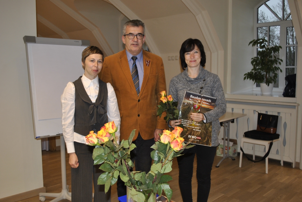 Bauskas tūrisma informācijas centra vadītāja Inese Turkupole-Zilpure (no kreisās) kopā ar Bauskas motormuzeja pārstāvi Jolantu Jēkabsoni un Bauskas novada domes priekšsēdētāju Raiti Ābelnieku.
Autors: Vilnis Auzāns