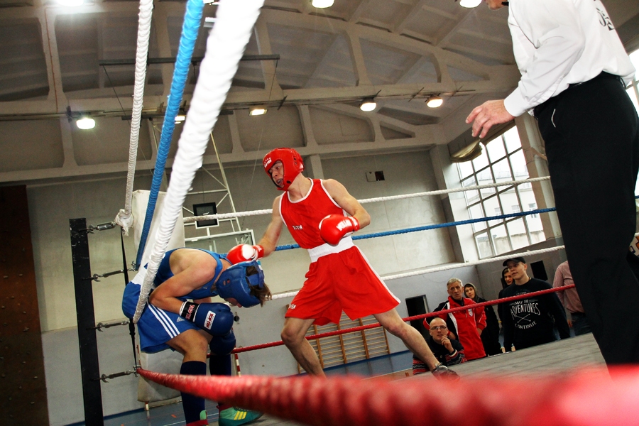 Andris Skukausks savu pretinieku trešā raunda sākumā iespieda ringa virvēs.
Autors: Uldis Varnevičs