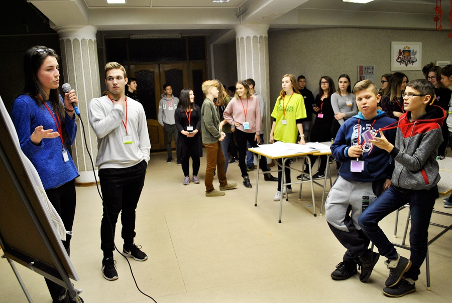 Uzvaras vidusskolas 12. klases skolniece Santa Volkova (no kreisās) un baušķenieks, Latvijas Jūras akadēmijas audzēknis Reinis Jubelis iepazīstina foruma «Lecam pa jaunam 2» dalībniekus ar savām idejām.
Autors: Vilnis Auzāns