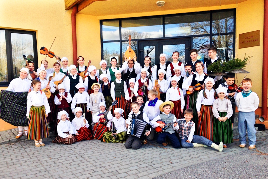 Iecavas «Tarkšķi» darbības 15 gados daudz koncertējuši, ceļojuši un piedalījušies konkursos. No vēstures brīžu krājuma izcelts foto, kas tapis 2016. gada 17. martā, kad Zemgales bērnu un jauniešu folkloras kopu skatē «Tarkšķi» ieguvuši pirmās pakāpes diplomus.