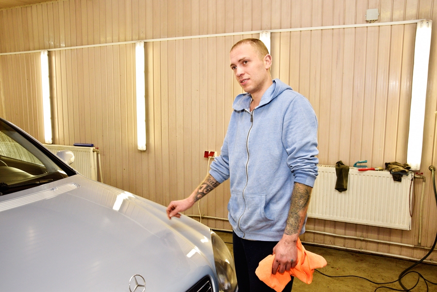 Hevijs Bumbulis ar prieku dara savu darbu, kuru uztver kā hobiju. Mašīnu «ķīlēšana» līdztekus amatam joprojām ir arī viņa aizraušanās.
Autors: Ivars Bogdanovs