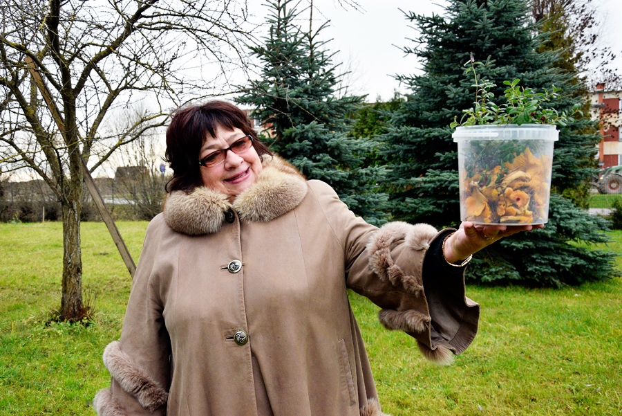 Rudīte Čakāne  rāda vienu no jubilejas veltēm – draudzenes dāvātas novembra beigās lasītas gailenes.
Autors: Ivars Bogdanovs
