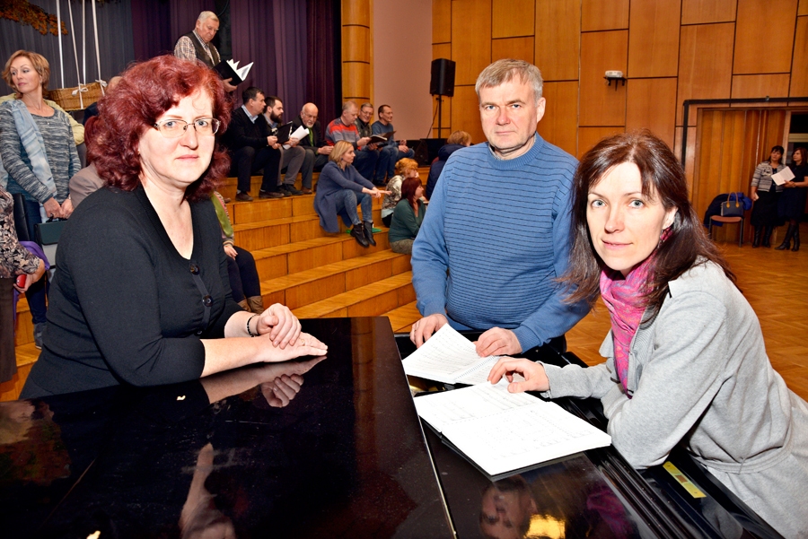 Jauktā kora «Četri vēji» diriģenti Linda un Uģis Matveji ar kora prezidenti Indru Atvaru pārrunā rīt, 2. decembrī, gaidāmā jubilejas koncerta norisi.
Autors: Ivars Bogdanovs