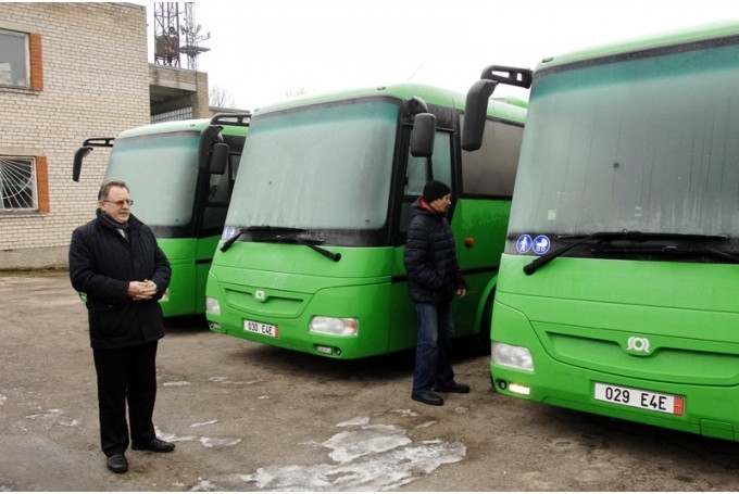 Pasažieru pārvadātāji nav saņēmuši valsts solītās dotācijas. Finansējuma nepietiekamība var izraisīt pārvadājumu izpildes pārtraukšanu, informēja Latvijas Autoostu un reģionālo pārvadātāju asociācijas (LARPA) valdes priekšsēdētājs Uldis Kolužs.
Autors: No arhīva.