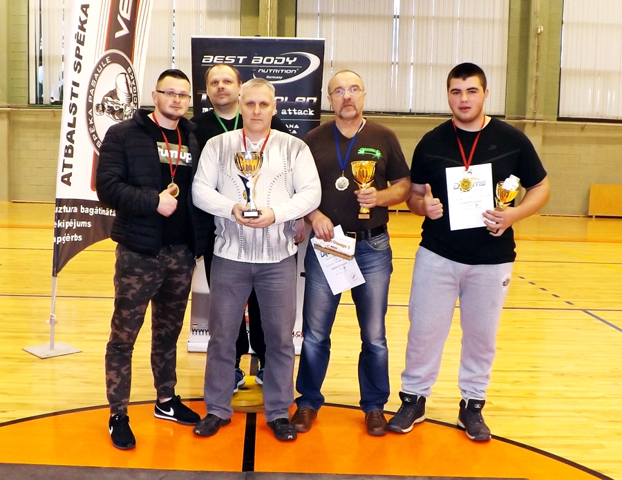 «Bauskas» svaru stieņa spiešanas komanda sacīkstēs Priekulē.
Autors: no Vladimira Ponomarjova albuma.