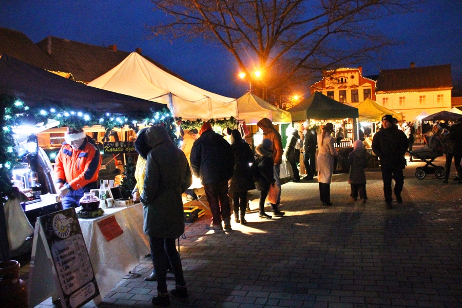 Tirgus vakars radīja īpašu noskaņojumu adventes laika pirmajā svētdienā.
Autors: Uldis Varnevičs