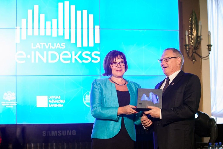 Rundāles novada priekšsēdētājs Aivars Okmanis un Latvijas informācijas un komunikācijas tehnoloģiju asociācijas prezidente Signe Bāliņa.
Autors: Publicitātes foto.