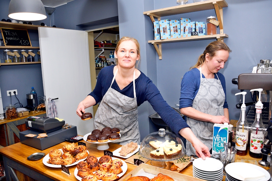 Inga Vēgnere-Albuže (no kreisās) un Laura Breidaka ir apņēmības pilnas lutināt iecavniekus ar garšīgiem konditorejas izstrādājumiem.
Autors: Ivars Bogdanovs