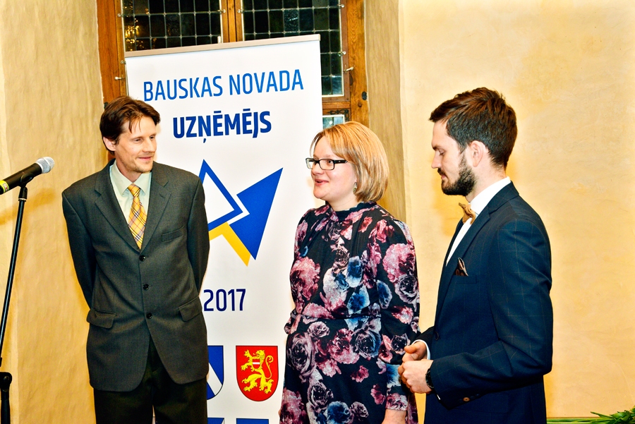 Uldis Maniks (no kreisās), Bauskas biznesa inkubatora vadītājs, savas domas par uzņēmējdarbību aicināja paust mājražotājai Ilutai Straģei un Krišjānim Sondoram no SIA «Daba Daba».
Autors: Ivars Bogdanovs