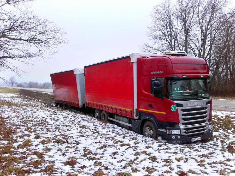 Kravas automobiļa «Scania»šoferis auto uz slidena ceļa nav savaldījis, tas noskrējis no brauktuves.
Autors: aculiecinieka foto