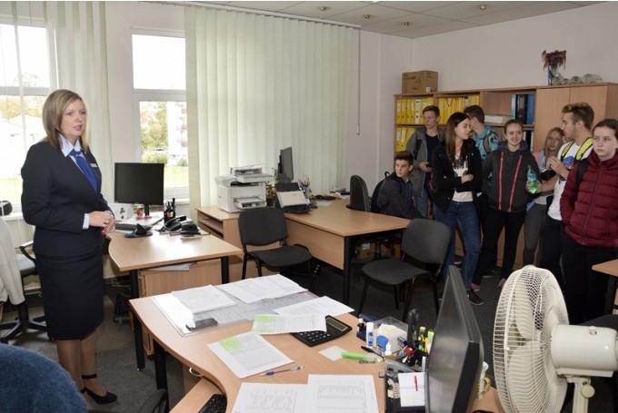 Valsts ieņēmumu dienesta Bauskas klientu apkalpošanas centra galvenā nodokļu inspektore Iveta Liepa iepazīstina skolēnus ar VID darbu.
Autors: no «Bauskas Dzīves» arhīva