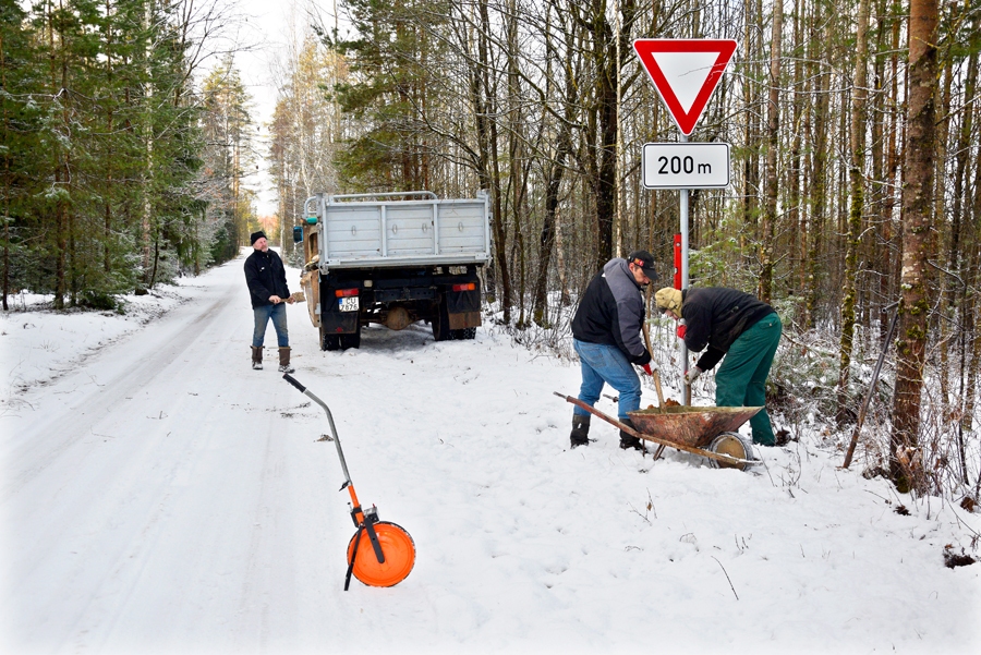 Vecumnieku novadā ceļus un ielas galvenokārt uztur kapitālsabiedrības «Jaunolis» darbinieki ar pašvaldības iegādātu    tehniku.
Autors: Ivars Bogdanovs