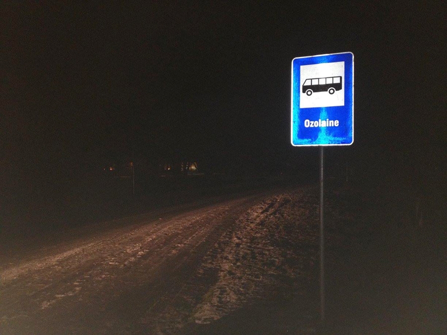 Ozolaine grimst tumsā, lai arī apgaismes stabi un laternas ielas malās ir no septembra.
Autors: Aculiecinieka foto