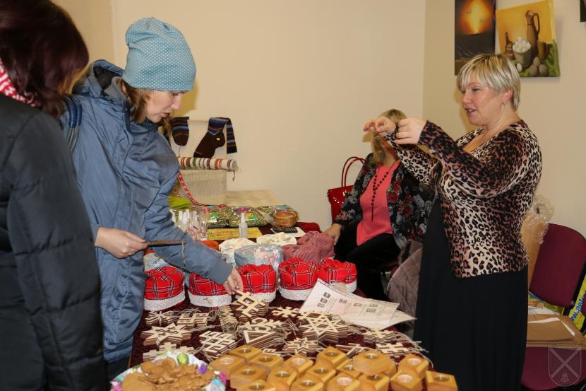 Iecavas Ziemassvētku tirgū piedāvās vietējo iedzīvotāju pašdarinātas lietas.
Autors: Beata Logina, iecava.lv