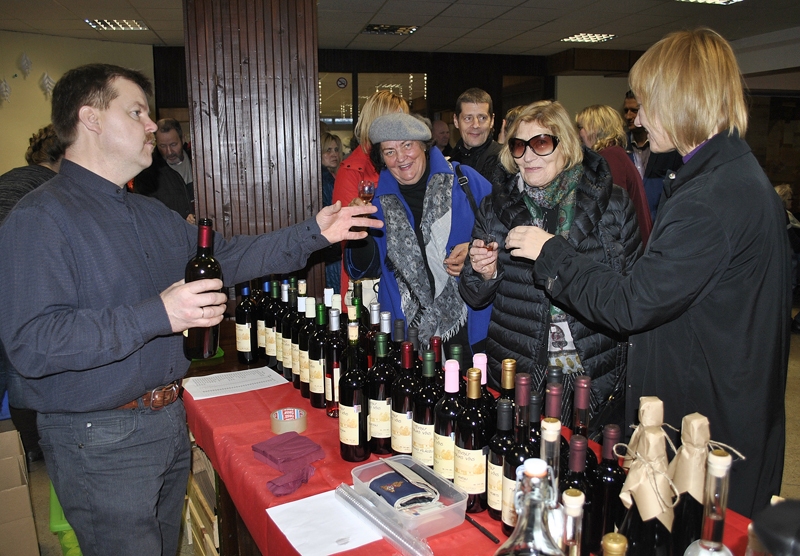 «Tēviņu» mājas vīnu bauda vīndare no Codes pagasta Ieva Dūmiņa (trešā no labās). Par smeķējamu to atzīst arī brunaviete Velga Jansone-Slava.
Autors: Vilnis Auzāns