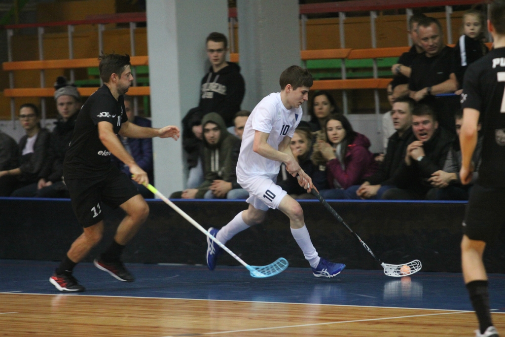 Bauskas vienības aizsargs Nikita Maksurovs (baltajā formastērpā) saņēma komandas labākā spēlētāja balvu cīņā pret Liepājas «Kurši/Ekovalis».
Autors: Elīna Gruncka