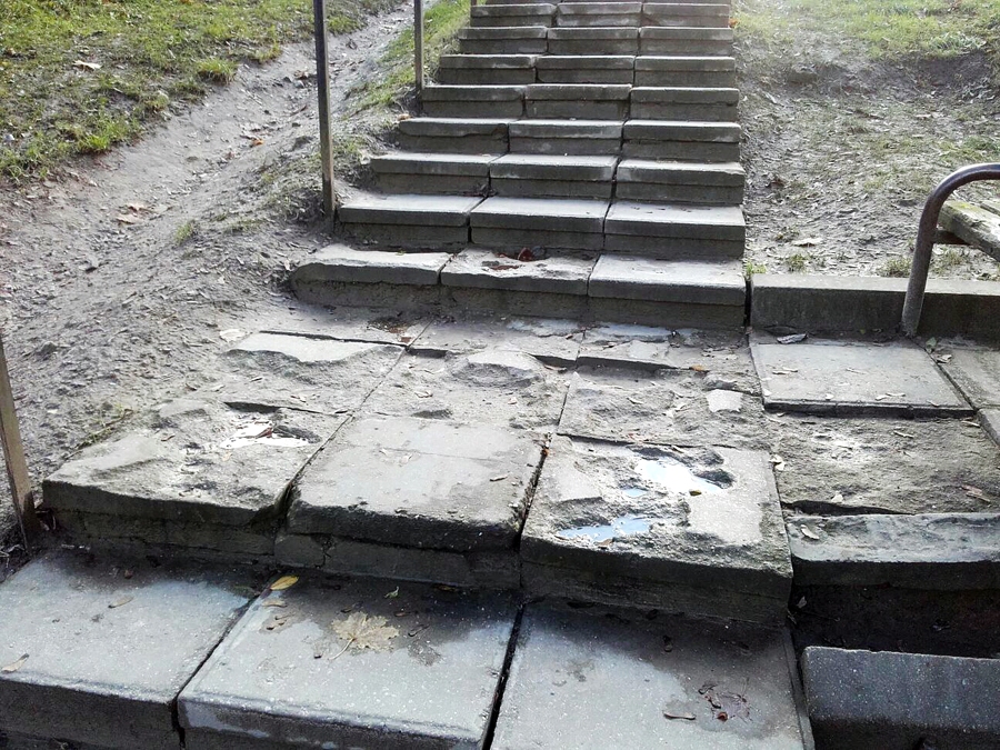 Kāpnes, kas ved līdz Mēmeles gājēju tiltiņam, ir izdrupušas un jau bīstamas gājējiem.
Autors: no aculiecinieku albuma