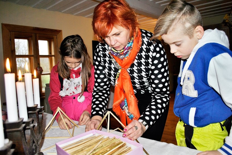 Aelita Minkeviča uz puzuru darināšanu «Lejeniekos» no Bauskas bija ieradusies kopā ar bērniem Anastasiju
un Jāni.
Autors: Vilnis Auzāns