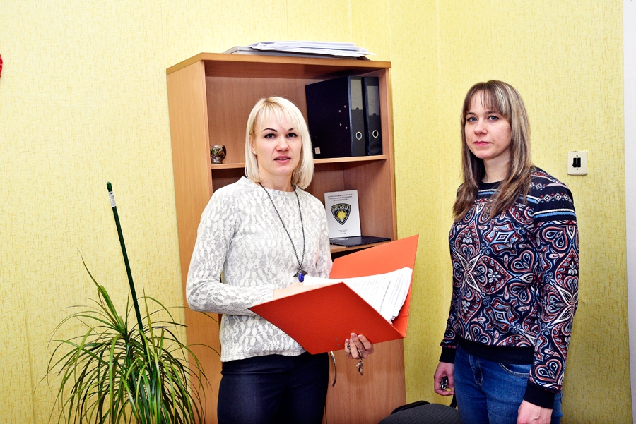 Valsts policijas godarakstu profesionālajos svētkos saņēma Kriminālpolicijas nodaļas vecākā inspektore Irina Dubaņēviča (no kreisās) un Kriminālpolicijas nodaļas inspektore Liene Purviņa.
Autors: Ivars Bogdanovs