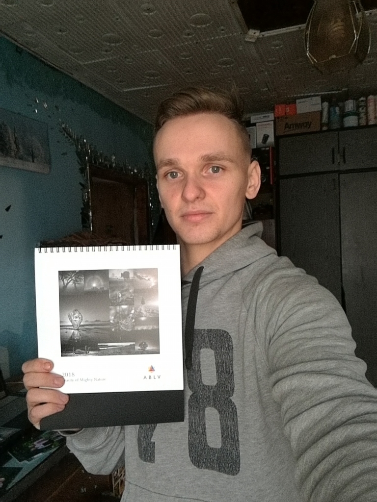 Profesionālam fotogrāfam taisīt «pašiņus» nav pierasta lieta. Jānis Paļulis mirkli apdomāja «Bauskas Dzīves» piedāvājumu, tad piekrita. Tā tapa pašbilde «Fotogrāfs un viņa kalendārs».
Autors: Jānis Paļulis