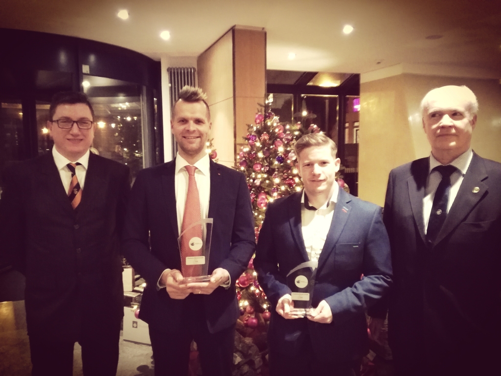 Uvis Slakteris (otrais no kreisās) un Stefans Hagins ar balvām.
Autors: no Latvijas Ūdens motosporta federācijas albuma