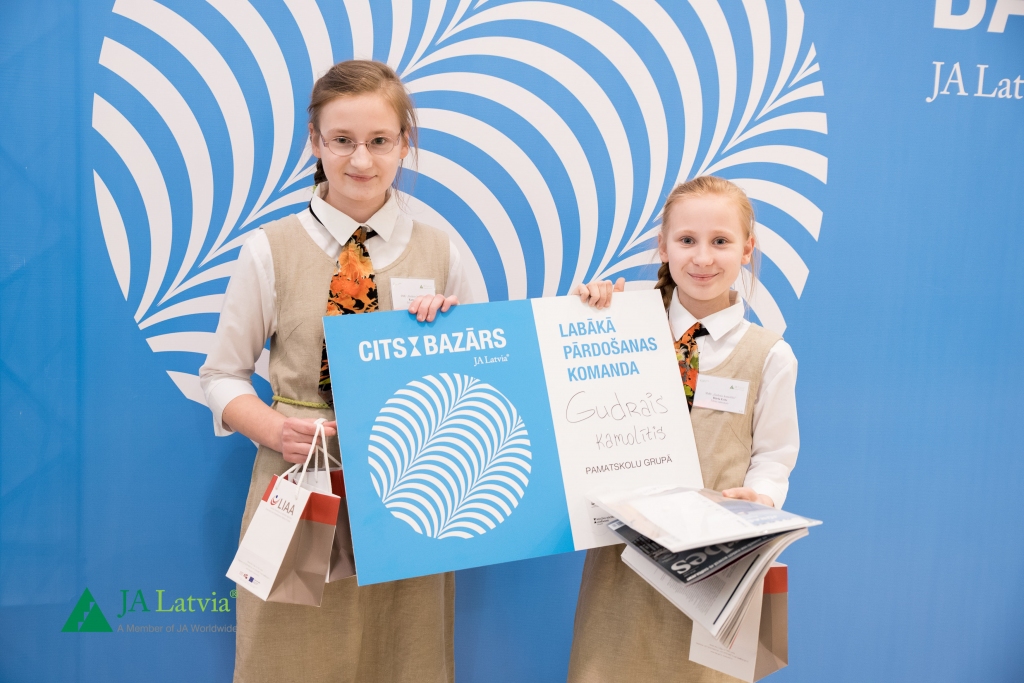Kate (no kreisās) un Dārta Esītes Latvijas mēroga gadatirgū ieguva nomināciju «Labākā pārdošanas komanda».
Autors: Kristaps Sadovskis, «Junior Achievement Latvija»