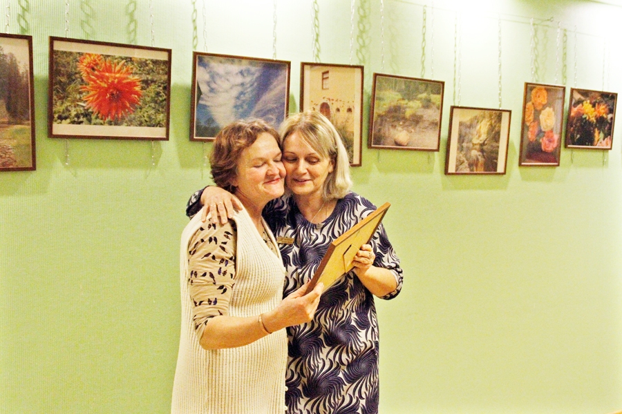 Sarmīte Šlikaite (no labās), Misas bibliotekāre, sveic Ilonu Zariņu.
Autors: Alise Dreimane