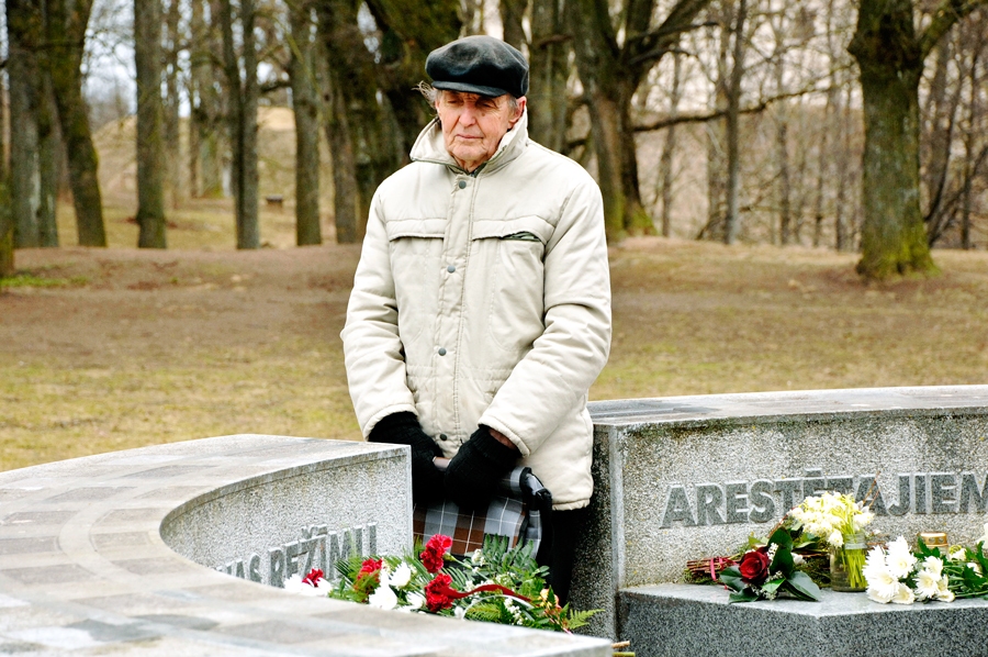 Jānim Zemtautim daudz ko pārdomāt, stāvot komunistiskā režīma cietušo un bojā gājušo piemiņas vietā Bauskā.
Autors: no «Bauskas Dzīves» arhīva