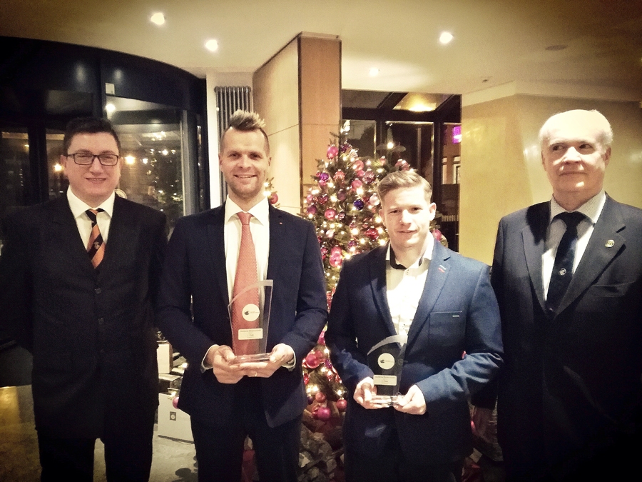 Uvis Slakteris (otrais no kreisās) un Stefans Hagins ar balvām.
Autors: no Latvijas Ūdens motosporta federācijas albuma