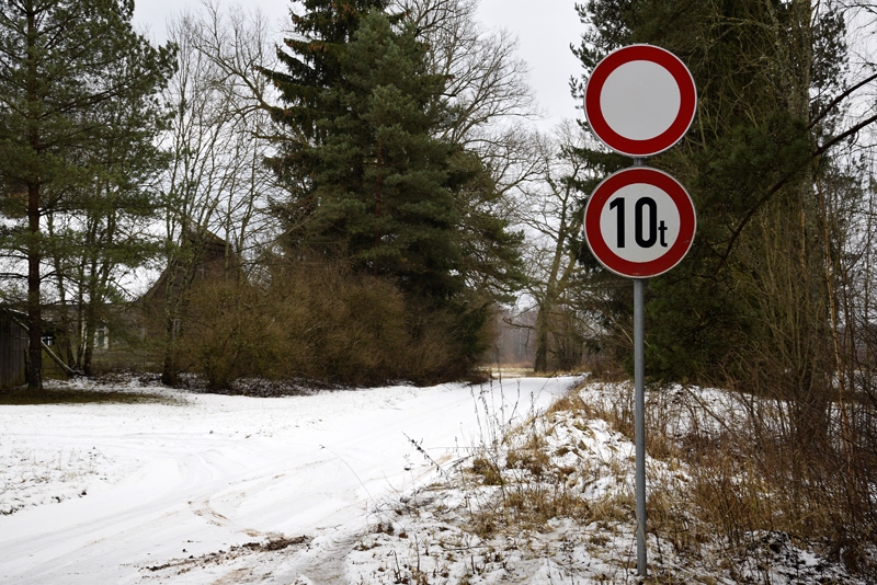 No piektdienas, 15.decembra, ir slēgts vietējas nozīmes ceļš Iecava-Lambārte.
Autors: Ivars Bogdanovs