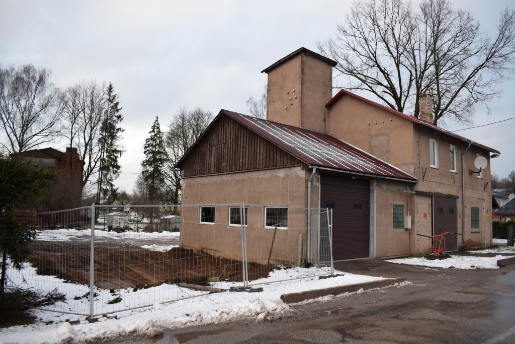 Teritorija pie Vecumnieku ugunsdzēsēju depo jau nožogota, lai sāktu pārbūves darbus.
Autors: Žanna Zālīte