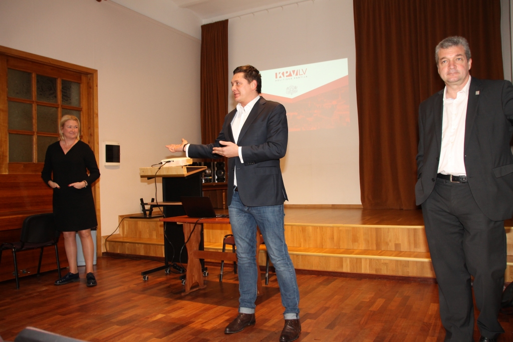 Atis Zakatistovs (no labās), Artuss Kaimiņš un Linda Liepiņa baušķeniekiem pastāstīja par partijas priekšvēlēšanu programmu.
Autors: Uldis Varnevičs