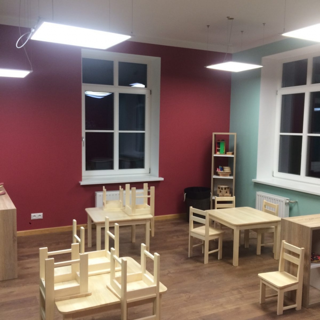 Kalna svētību kopiena Bārbelē izveidojusi jaunu Montesori bērnudārzu, kurš jau gada sākumā tiks atvērts mazajiem audzēkņiem.
Bērni mācīsies lasīt un rēķināt, apgūs pasaules karti un atklās botānikas noslēpumus, izmantojot Montesori materiālus, kas īpašu vērību piešķir bērna maņu attīstībai, kā arī veiks praktiskus darbiņus, lai patstāvīgi mācītos rūpēties par sevi un apkārtējo vidi. Mācības notiks estētiski iekārtotā vidē – bērnudārza sienas apgleznojis mākslinieks Māris Subačs, iegādātas jaunas mēbeles, vidi grezno telpaugi, bērnus priecēs arī bruņurupuču ģimene. Bērnudārzam ir arī plaša āra teritorija, kurā iecerēts izveidot briežu dārzu.
Autors: brukna.lv