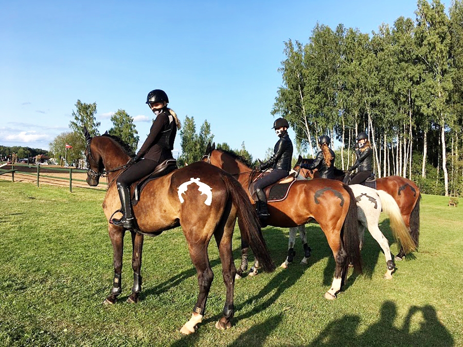 Izjādes un komunikācija ar zirgiem uzlabo bērnu un jauniešu veselību un koncentrēšanās spējas.
Autors: no kluba albuma